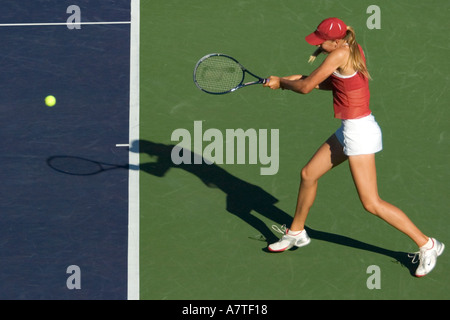 La star du tennis russe Maria Sharapova renvoie un revers au tournoi de tennis d'Indian Wells 2004 Banque D'Images