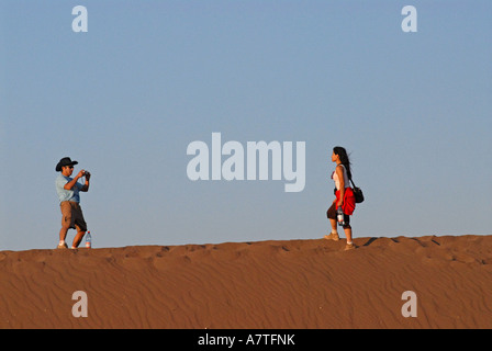 Les touristes dans la vallée de la luna désert d'Atacama au Chili Banque D'Images