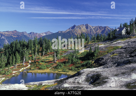 NA, USA, Washington, Heather Meadows RA, Bagley Lac avec la montagne de chèvre et Mt. Sefrit ; automne Banque D'Images