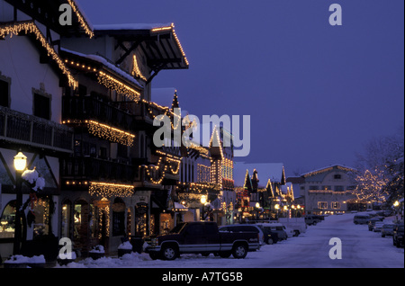 NA, USA, Washington, Leavenworth. Rue principale avec des lumières de Noël dans la nuit Banque D'Images