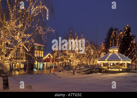 NA, USA, Washington, Leavenworth. Gazebo et une rue principale avec des lumières de Noël Banque D'Images