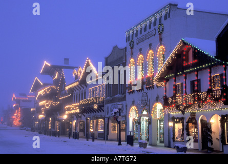 NA, USA, Washington, Leavenworth. Rue principale avec des lumières de Noël dans la nuit Banque D'Images