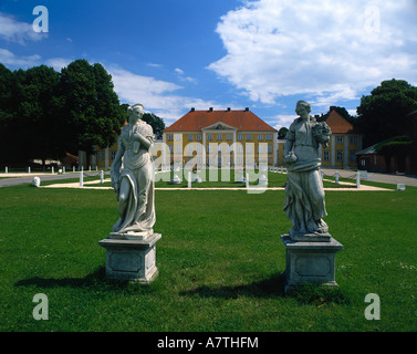 Des statues en face du château, Château de Wotersen, Schleswig-Holstein, Allemagne Banque D'Images