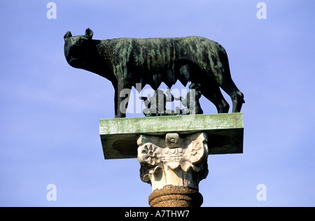 Italie, Toscane, Pise, la statue de la louve sur la place des Miracles Banque D'Images