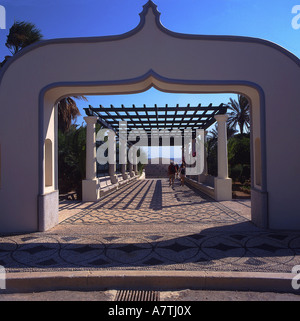 Les touristes de passage entre gateway, Kalithea, Rhodes, Dodécanèse, Grèce Banque D'Images