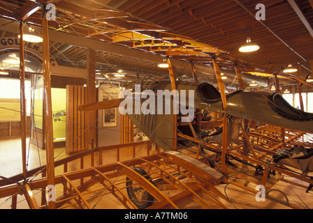 USA, l'État de Washington, Seattle. Le Musée de l'aviation, de l'intérieur de la Grange rouge avec Curtiss Jenny début de plan. Banque D'Images