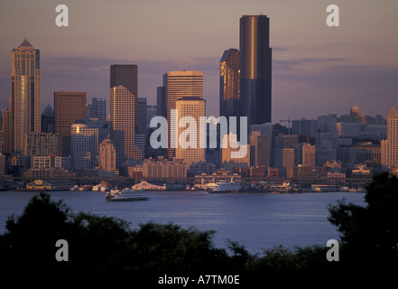 N.A., USA, Washington, Seattle Elliot Bay et Seattle Skyline de Hamilton Park Banque D'Images