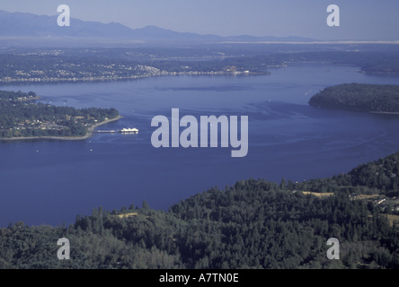 NA, USA, Washington, Puget Sound. Vue aérienne de la gare maritime de Vashon Island et la péninsule Olympique (à gauche) Banque D'Images