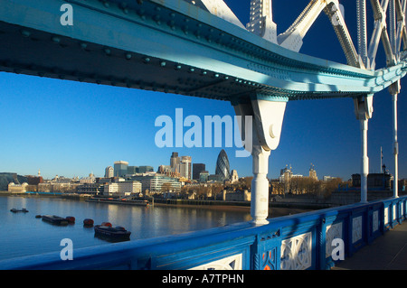Détail de Tower Bridge avec Tamise Tour de Londres et sur les toits de la ville avec le Gherkin au-delà de Londres Angleterre Royaume-uni NR Banque D'Images