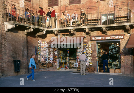 Les touristes en face de store Banque D'Images