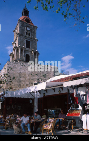 Les touristes au café en plein air en face de la tour de l'horloge Rhodes Dodécanèse Grèce Banque D'Images