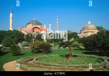 Jardin en face de la mosquée, la mosquée Sainte-Sophie, Istanbul, Turquie Banque D'Images