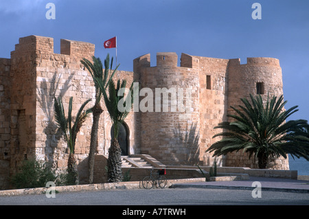 Château sur route, sous ciel bleu clair, Bordj El Kebir, Djerba, Tunisie Banque D'Images