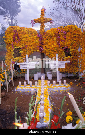 Le Mexique, l'État de Michoacan, Tzintzuntzan cimetière, tombeau de deux adolescents morts le même jour Banque D'Images