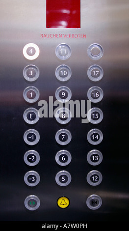 Close-up de boutons-poussoir dans l'élévateur Banque D'Images