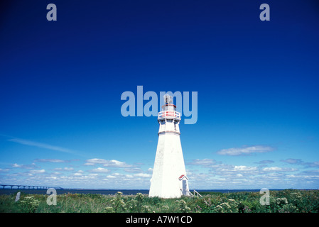 Phare du cap Jourimain avec osprey nichent sur elle et pont de la Confédération à l'arrière-plan Nouveau-brunswick Canada Banque D'Images