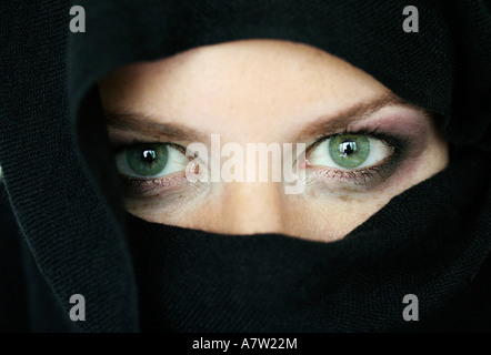 Portrait de jeune femme portant une burqa Banque D'Images