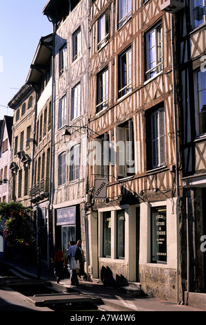 France, Seine Maritime, Rouen, maisons à colombages sur rue Eau de Robec, anciennement le quartier des teinturiers Banque D'Images