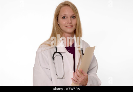 Médecin féminin confiant tenant le dossier du patient dans le cabinet médical, États-Unis. Banque D'Images