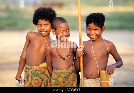 La Malaisie, Taman Negara, les jeunes autochtones de la tribu Orang Asli Banque D'Images