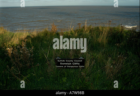 Dunwich sur la côte du Suffolk, Angleterre. Tout ce qui reste de Dunwich est une pierre tombale et les ruines du couvent franciscain de Greyfriars. Banque D'Images