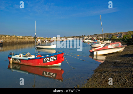 Les bateaux de pêche amarrés dans le port de Hayle, Cornwall, Angleterre Banque D'Images