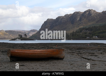 Une barque à marée basse sur la rive du Loch Carron par le village de Plockton dans Wester Ross, Ecosse, Grande-Bretagne Banque D'Images