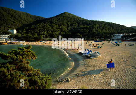 Personnes dans la plage ou Cala Llonga Ibiza Iles Baléares Espagne Banque D'Images