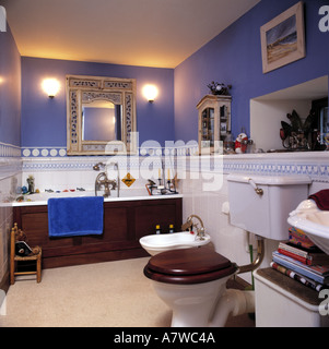 Baignoire bidet et toilettes dans salle de bains Banque D'Images