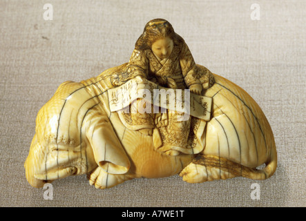 Beaux-arts, du Japon, de l'ivoire, Netsuke (stop), femme assise sur un éléphant, sculpture par Tomochika, 19e siècle, collection privée, , n'a pas d'auteur de l'artiste pour être effacé Banque D'Images