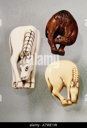 Beaux-arts, du Japon, de l'ivoire, Netsuke (stop), deux chevaux pâturage, blanc et jaune, ivoire dromadaire en bois, 19e siècle, collection privée, l'artiste n'a pas d'auteur pour être effacé Banque D'Images