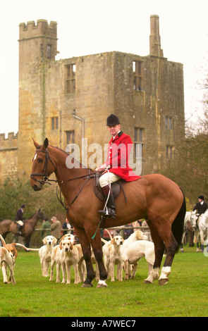 JULIAN BARNFIELD HUNTSMAN AVEC LA CHASSE DE COTSWOLD LORS D'UNE RÉUNION AU CHÂTEAU DE SUDELEY GLOUCESTERSHIRE Banque D'Images