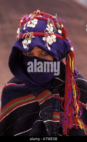 Le Maroc, Haut Atlas, Imilchil, jeune fille berbère des Aït Haddidou durant la tribu Moussem de mariage (festival) Banque D'Images