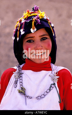 Le Maroc, Haut Atlas, Imilchil, jeune fille berbère des Aït Haddidou durant la tribu Moussem de mariage (festival) Banque D'Images