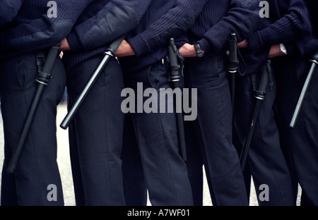 Agents de la police métropolitaine en cours de formation de l'ordre public, fonctions l'ouest de Londres, Angleterre. Banque D'Images