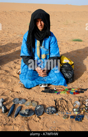 Vend des bijoux Touareg dans le désert Erg Chebbi Merzouga Maroc Banque D'Images