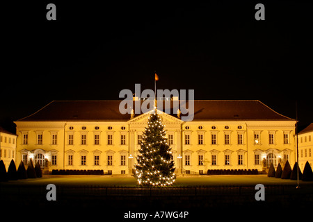 Château Bellevue, le domicile du Président fédéral, avec l'arbre de Noël, Berlin, Allemagne Banque D'Images