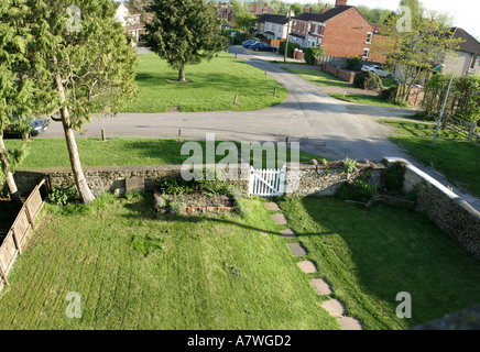 Vue panoramique de fraîchement tondue jardin de devant et au-delà de village green Banque D'Images