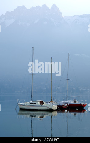 L'ancrage des bateaux sur le lac d'Annecy, Lac d'Annecy, Duingt, Haute-Savoie France Banque D'Images