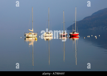L'ancrage des bateaux sur le lac d'Annecy, Lac d'Annecy, Duingt, Haute-Savoie France Banque D'Images