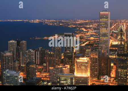 Skyline illuminé avec Sears Tower après le coucher du soleil vu de John Hancock, Chicago, Illinois, États-Unis Banque D'Images