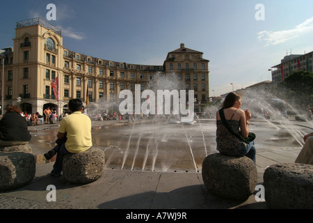 Fontaine, Karlsplatz (Stachus), Munich, Haute-Bavière, Bavière, Allemagne Banque D'Images