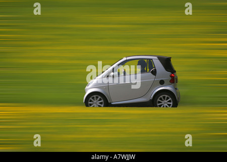 Smart car la conduite sur une route de campagne Banque D'Images