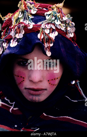 Le Maroc, Haut Atlas, Imilchil, jeune fille berbère des Aït Haddidou durant la tribu Moussem de mariage (festival) Banque D'Images