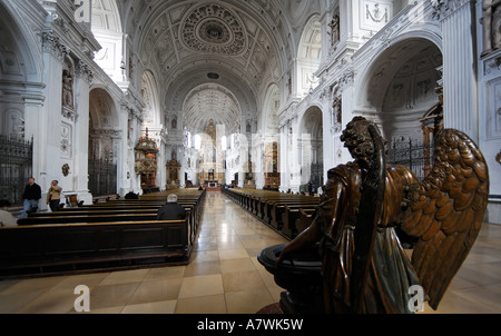 De l'eau saint ange dans l'église jésuite catholique St Michael, Munich, Haute-Bavière, Bavière, Allemagne Banque D'Images