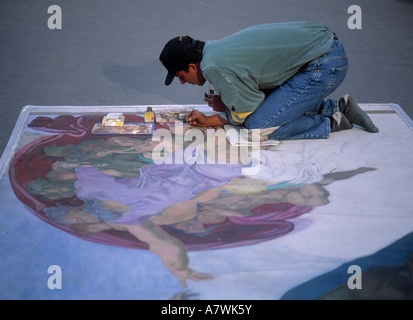 Artiste de la rue recréant l'article à partir de la Chapelle Sixtine de Michel-Ange, Paris, France Banque D'Images