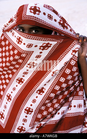 République des Comores, l'île de Grande Comore, ville de Moroni, femme voilée avec un chiromani Banque D'Images