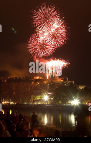 D'artifice au-dessus de la forteresse Ehrenbreitstein à Coblence et au-dessus du coin allemand avec la statue de l'empereur Guillaume II. Koble Banque D'Images