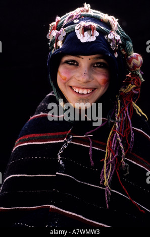 Le Maroc, Haut Atlas, Imilchil, jeune fille berbère des Aït Haddidou durant la tribu Moussem de mariage (festival) Banque D'Images