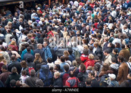 Foule de passagers d'au-dessus de la queue à la Gare Internationale de Waterloo, Londres, Angleterre Banque D'Images